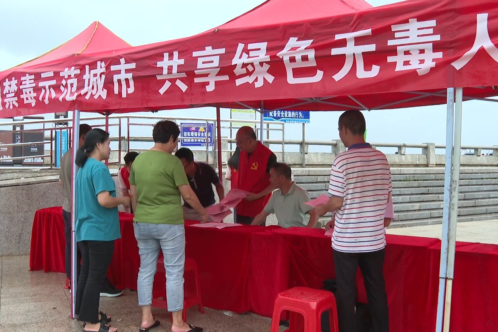 市醫(yī)療保障局開展禁毒和異地就醫(yī)直接結(jié)算政策宣傳活動(dòng).jpg