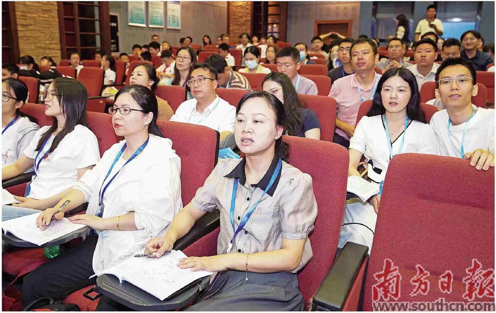 　　廣東切實(shí)加強(qiáng)教師隊(duì)伍建設(shè)管理改革，取得顯著成效。圖為2024年“全國(guó)科學(xué)教育暑期學(xué)?！敝行W(xué)教師培訓(xùn)（廣州會(huì)場(chǎng)）在華南師范大學(xué)開(kāi)班。南方日?qǐng)?bào)記者 鐘志輝 攝