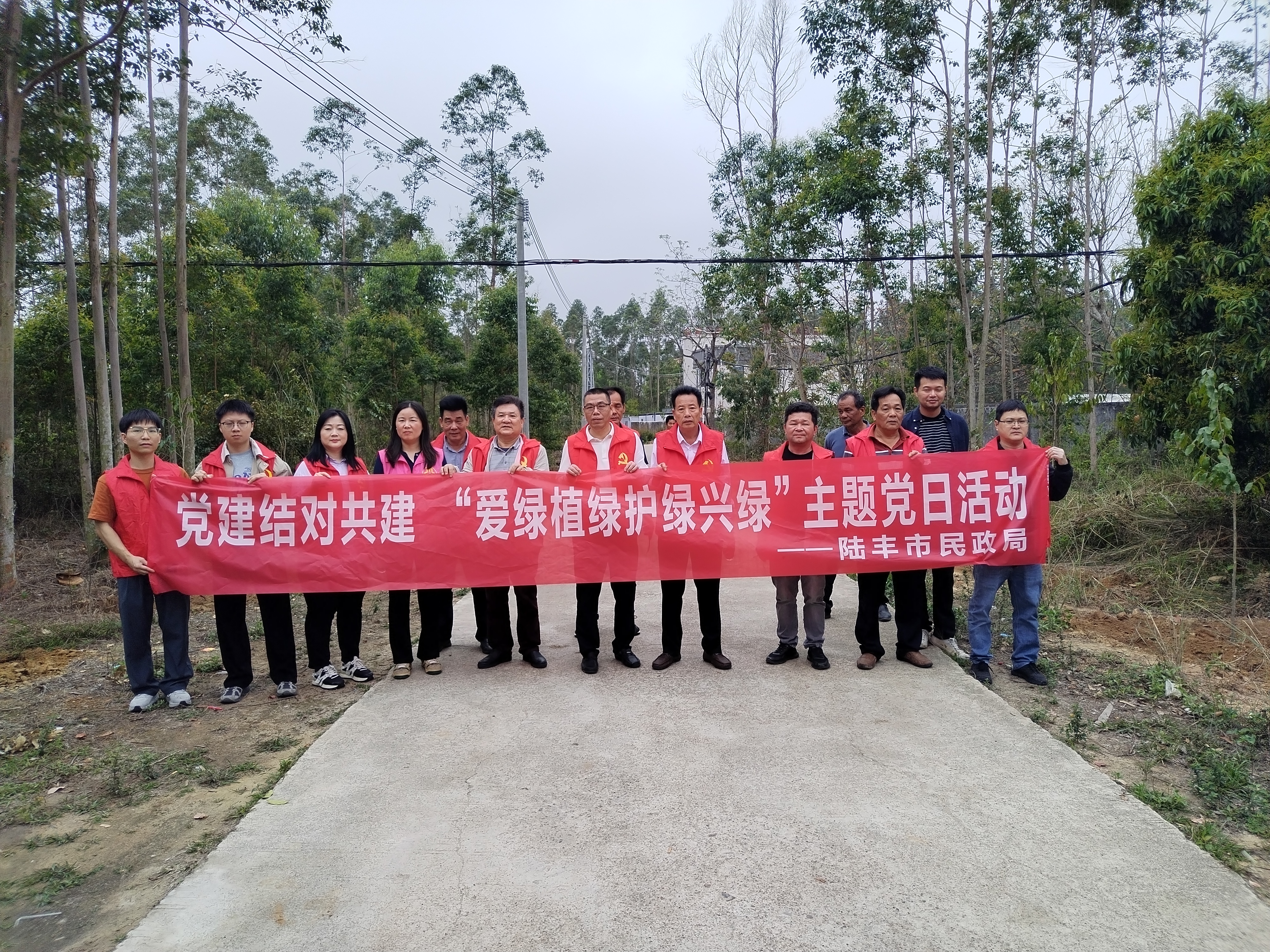 民政簡報(bào)〔2025〕第7期 市民政局開展黨建結(jié)對共建“愛綠植綠護(hù)綠興綠”主題黨日植樹活動(dòng)(1).doc_2
