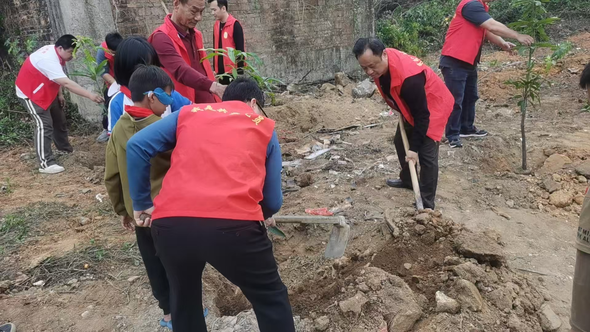民政簡報(bào)〔2025〕第7期 市民政局開展黨建結(jié)對共建“愛綠植綠護(hù)綠興綠”主題黨日植樹活動(dòng)(1).doc_9